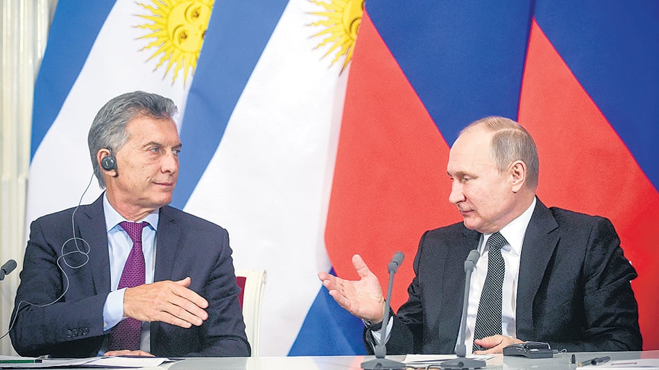 El presidente Mauricio Macri fue recibido por su par ruso, Vladimir Putin, ayer en el Kremlin.