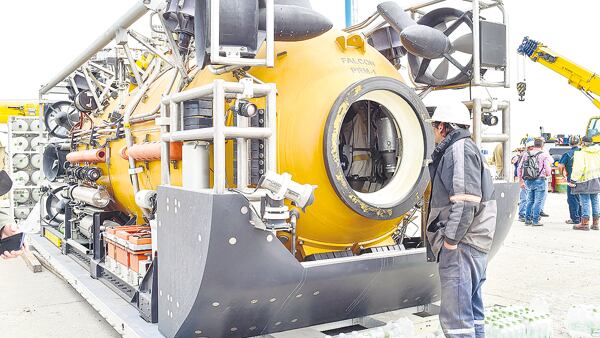 El minisubmarino de rescate está listo para ser subido a bordo del Sophie Siem.
