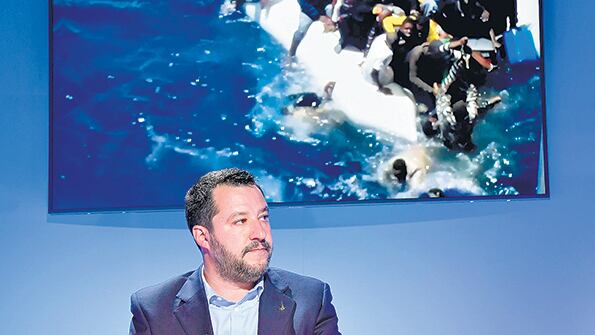 Matteo Salvini hizo campaña con la fake news de la “invasión” de migrantes.