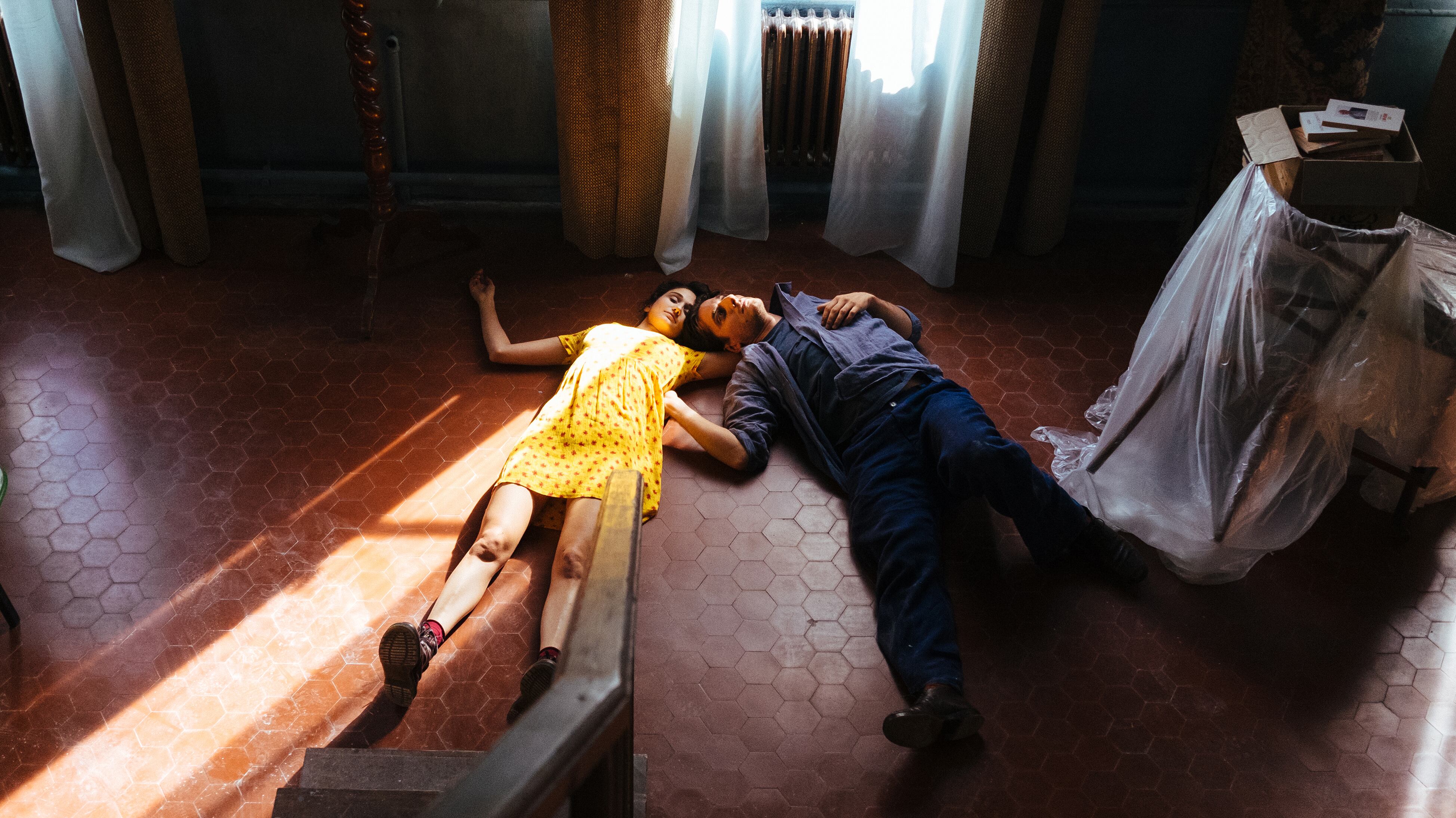 Linda Caridi y Luca Marinelli, o el amor como eterno tránsito.