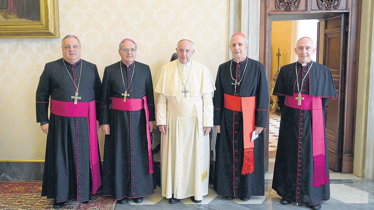 Los obispos argentinos con el Papa argentino en la reunión de ayer en el Vaticano.