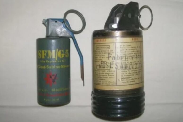 Dos de las granadas encontradas por los bomberos