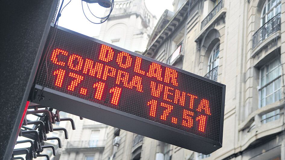 Casas de cambio informaban en pizarra el precio de 17,51 pesos por dólar.