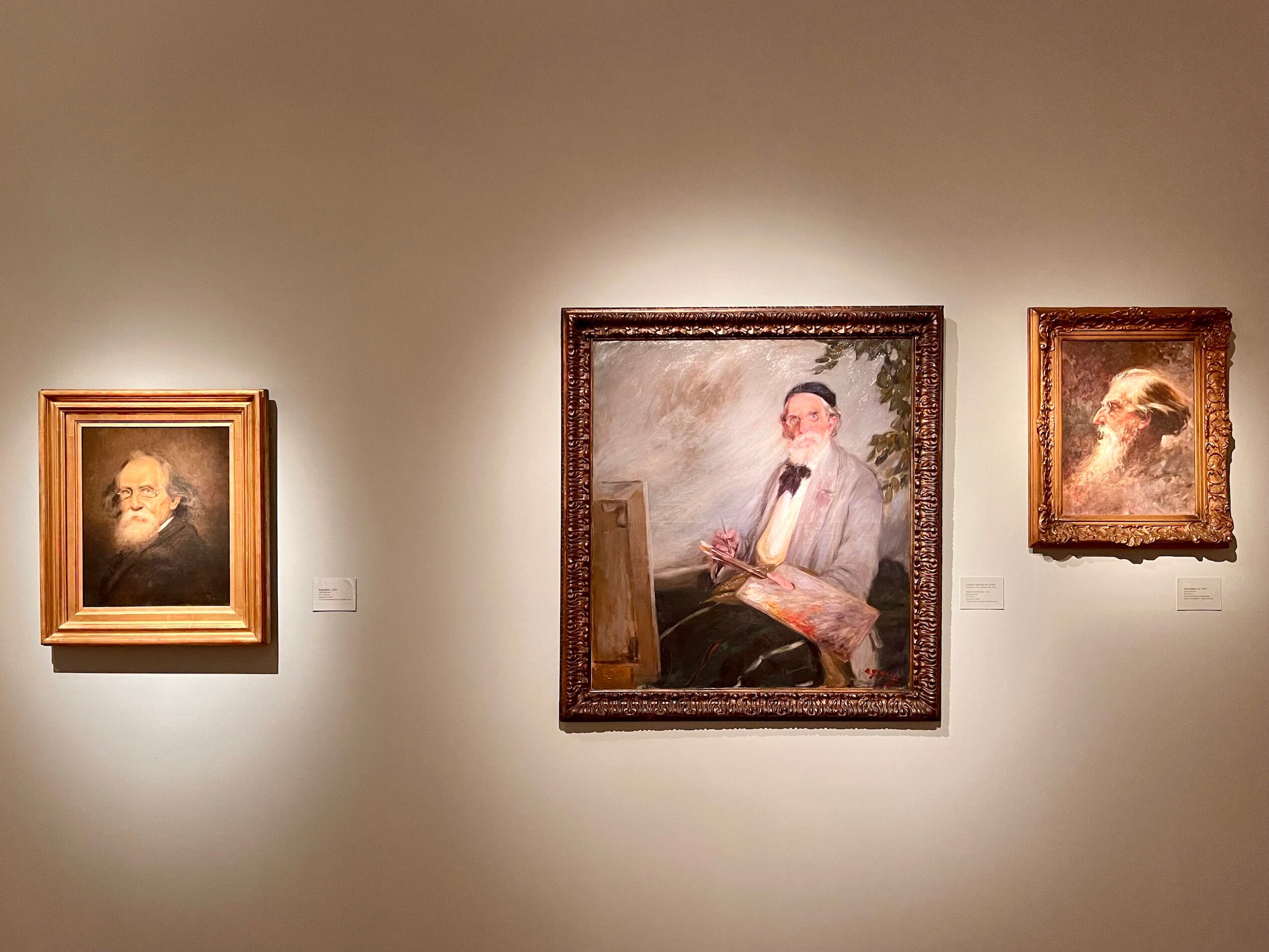 Autorretratos de Eduardo Sívori (en los extremos). En el centro: retrato de Sívori pintado por Cesáreo Bernaldo de Quirós.