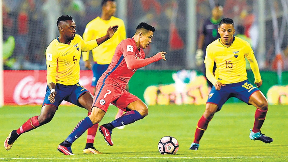 Alexis Sánchez, autor del gol que le dio el triunfo a Chile, pasa entre Ibarra e Intriago.