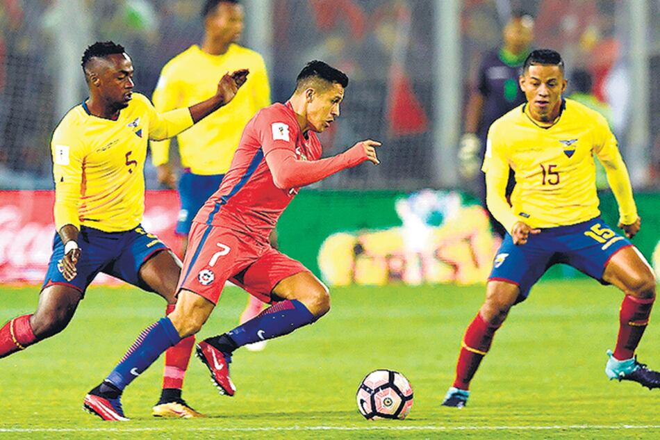 Alexis Sánchez, autor del gol que le dio el triunfo a Chile, pasa entre Ibarra e Intriago.