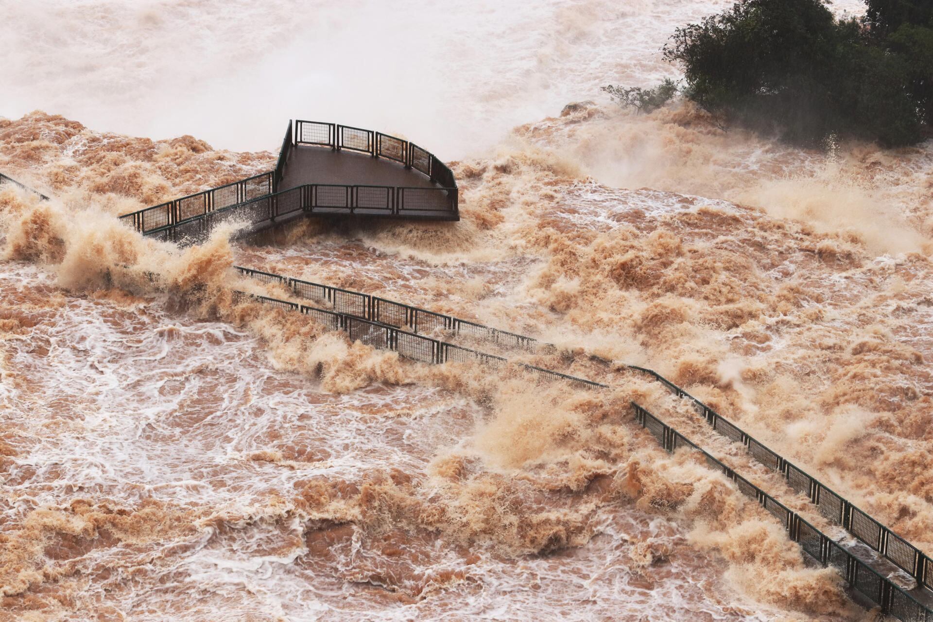 Cataratas sigue cerrado hasta nuevo aviso por las fuertes lluvias.