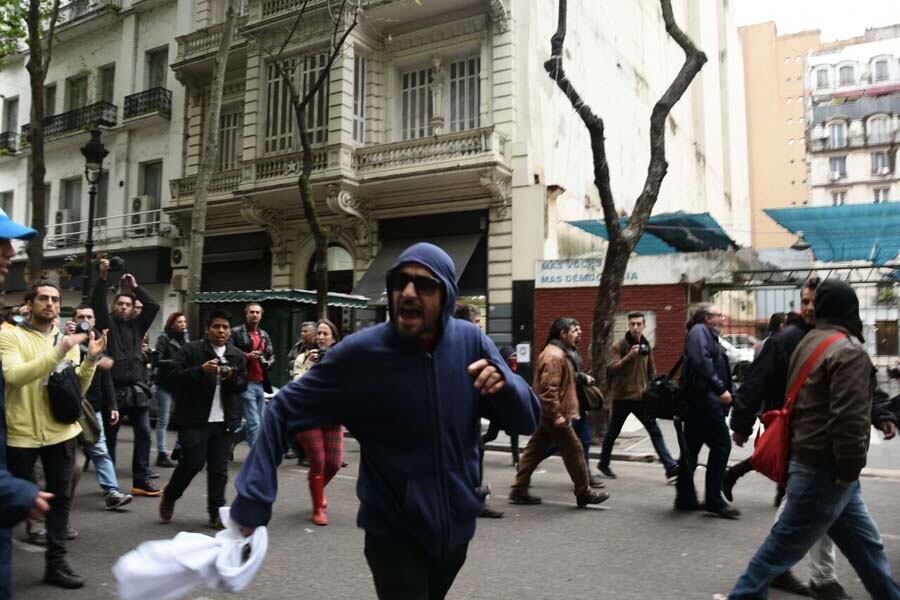 El hombre que agredió a fotógrafos y rompió la cámara de C5N.