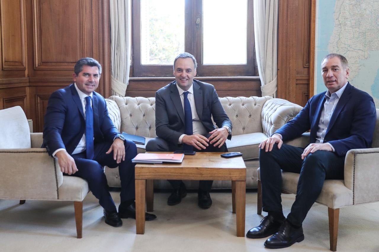 El gobernador sanjuanino Marcelo Orrego junto a Diego Santilli, durante el encuentro en la Casa Rosada 
