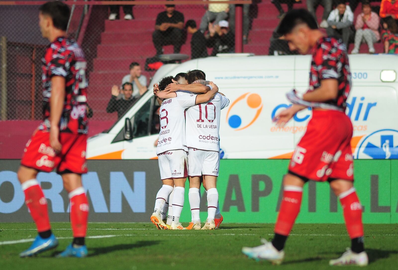 Los jugadores de Lanús festejan y los de Barracas sufren