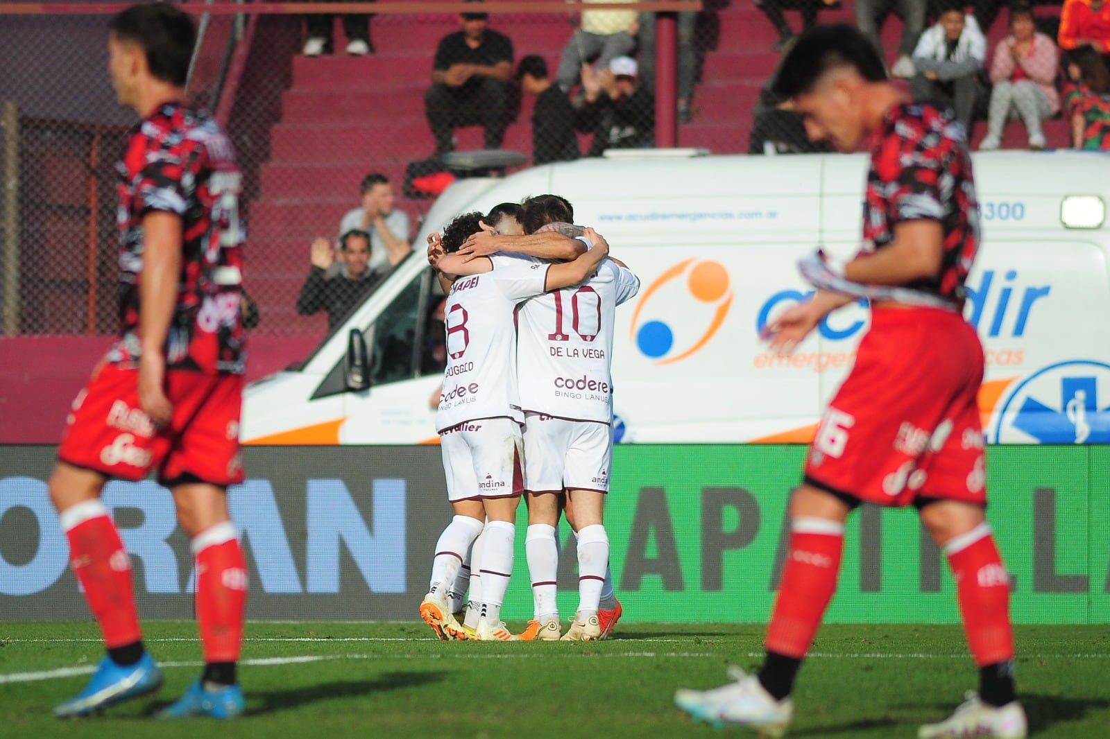 Los jugadores de Lanús festejan y los de Barracas sufren