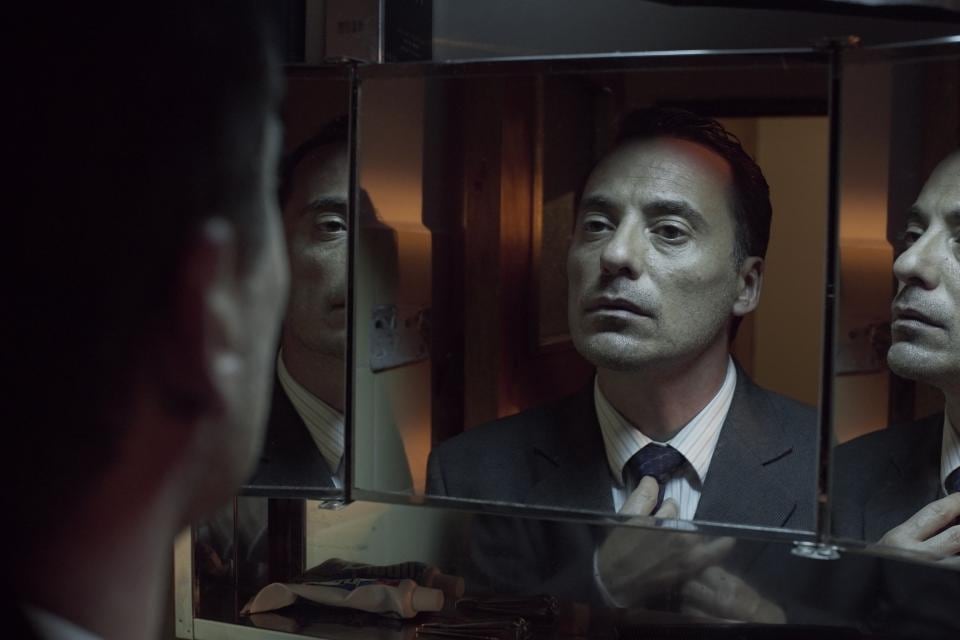 Velázquez confirma su versatilidad, componiendo su personaje con precisión y delicadeza. 