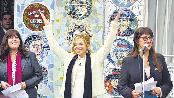 La inconfundible sonrisa de Gardel juega un rol en el relato.