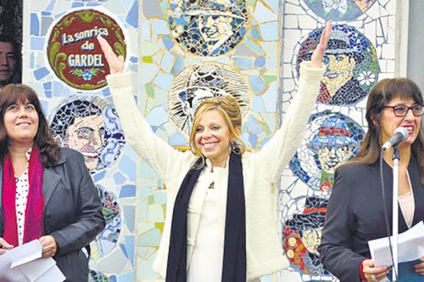 La inconfundible sonrisa de Gardel juega un rol en el relato.