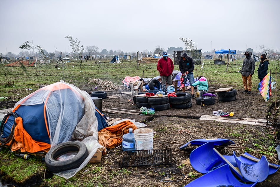 "Es muy tremendo ver cómo aguantan el frío y la lluvia", dice Nidia, que va tres veces por semana a llevar comida al predio. 