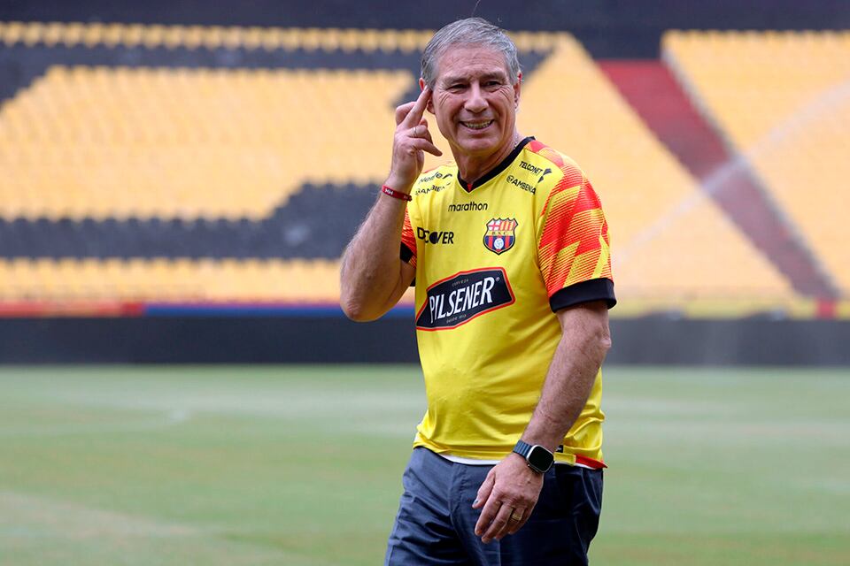 Holan estuvo en Barcelona de Ecuador.