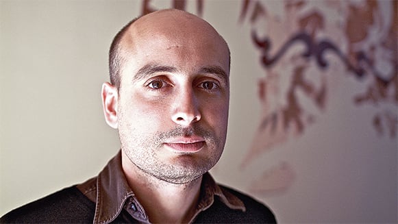 “Quería provocar en la audiencia la idea de que todos, de alguna manera, estamos embrujados por la vestimenta que usamos”, dice Strickland.