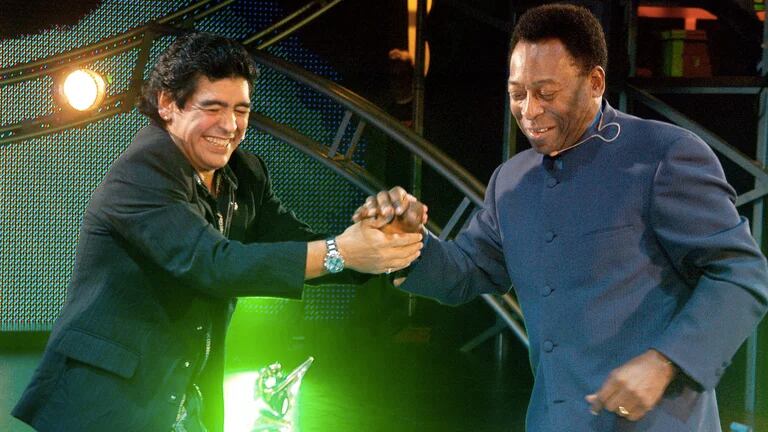 Maradona y Pelé se saludan en "La Noche del 10". 