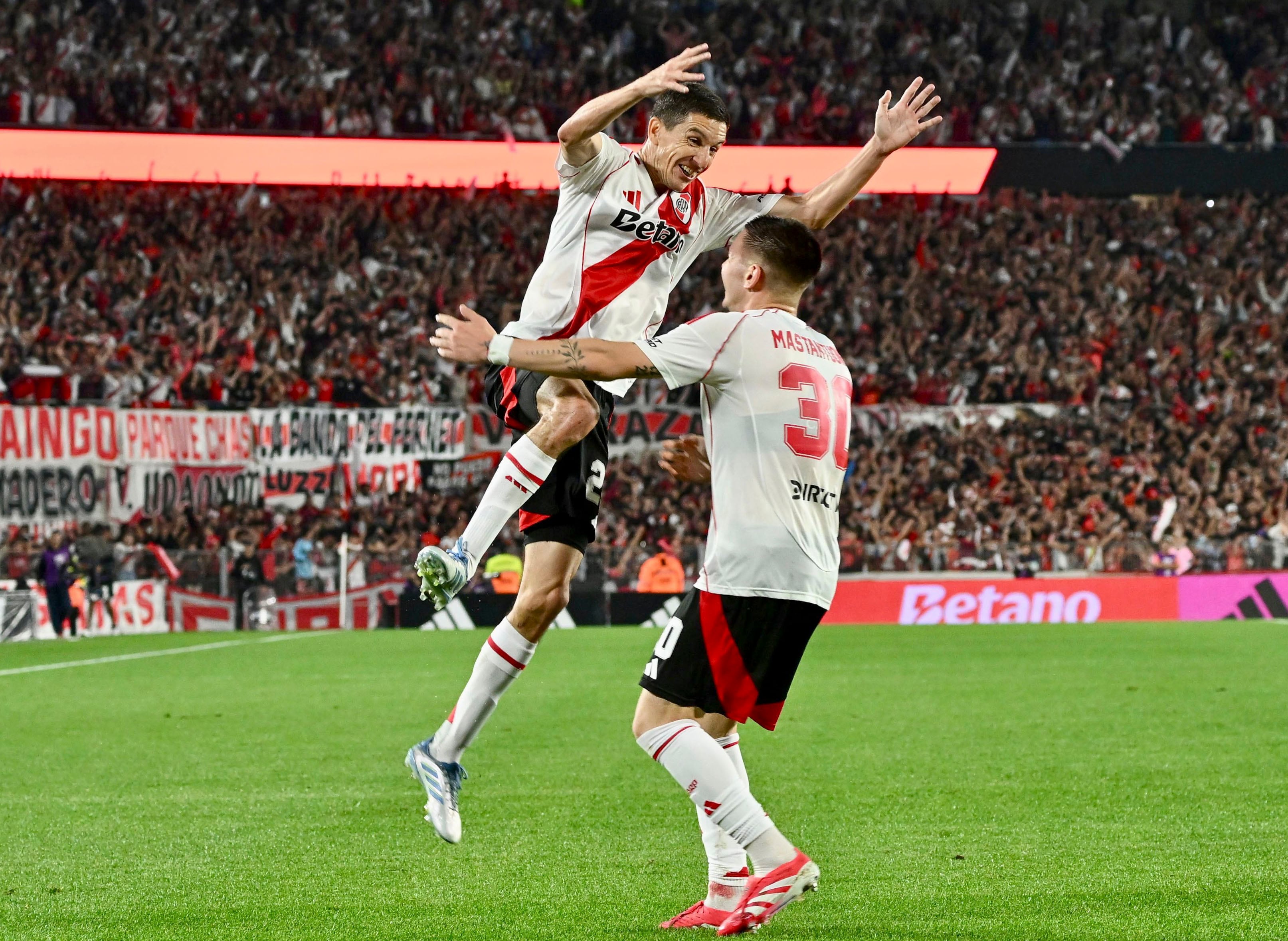 Mastantuono (30) le abre los brazos a Fernández, autor del tercer gol