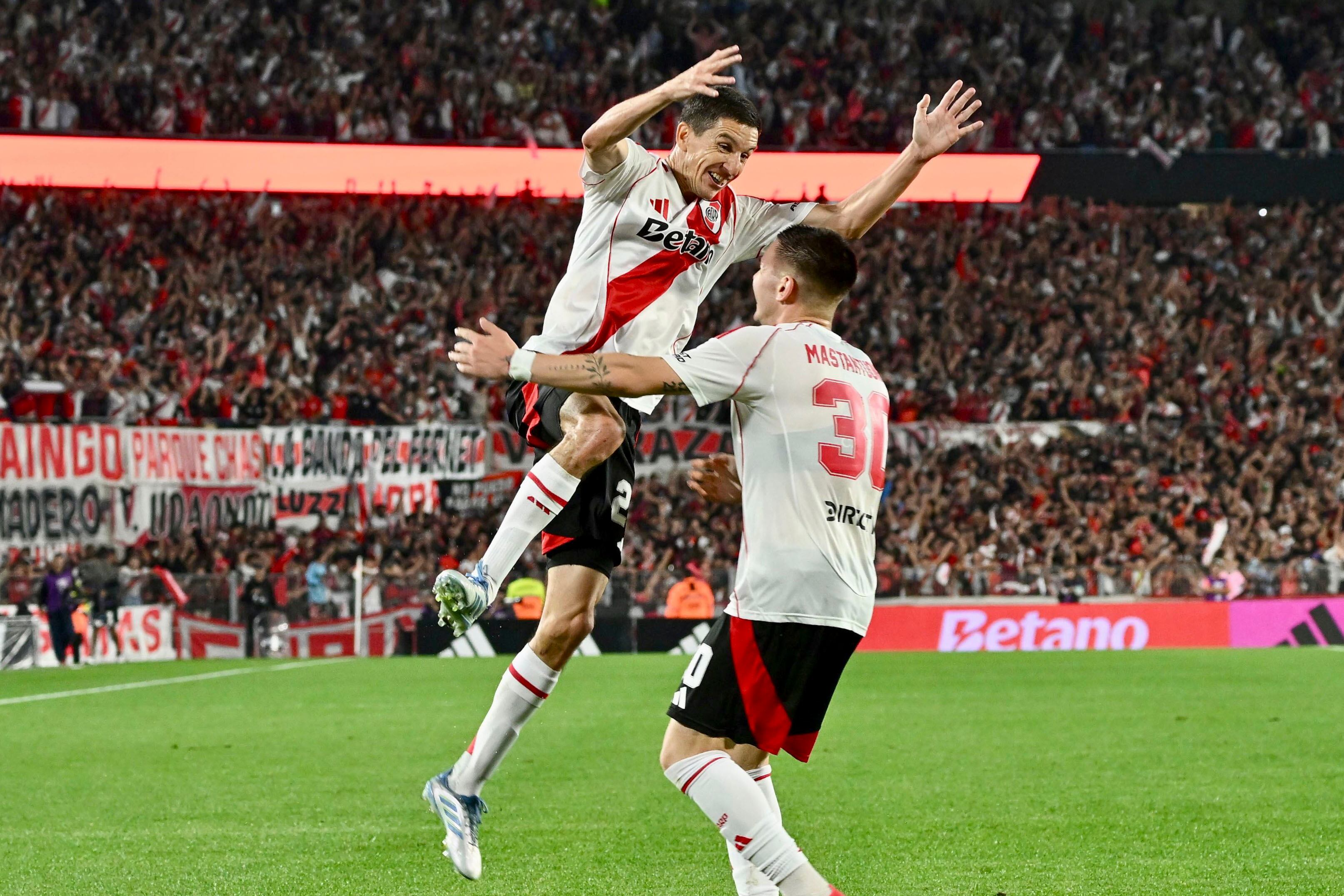 Mastantuono (30) le abre los brazos a Fernández, autor del tercer gol