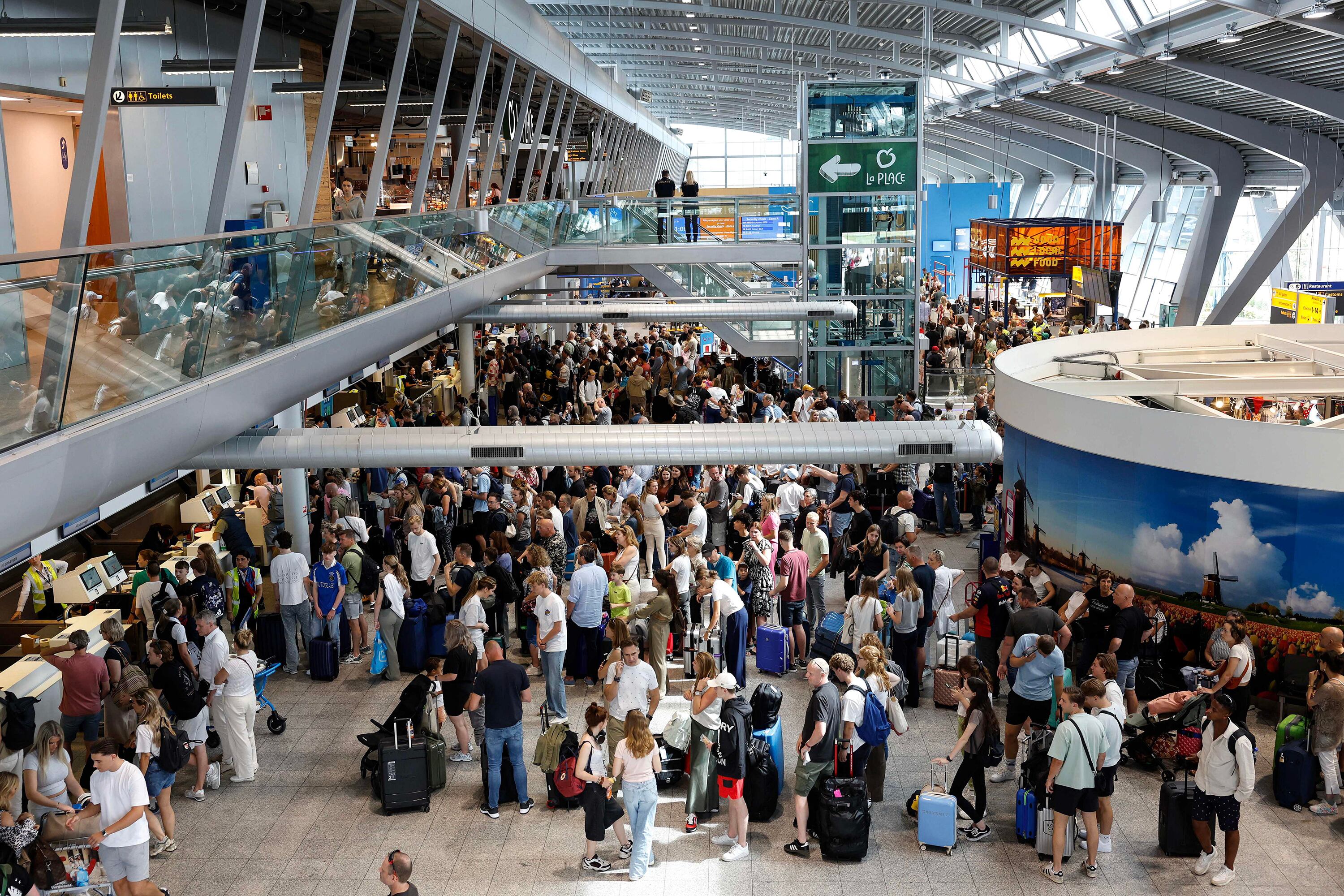 El aeropuerto de Eindhoven, en Países Bajos, paralizado como decenas de estaciones aéreas.