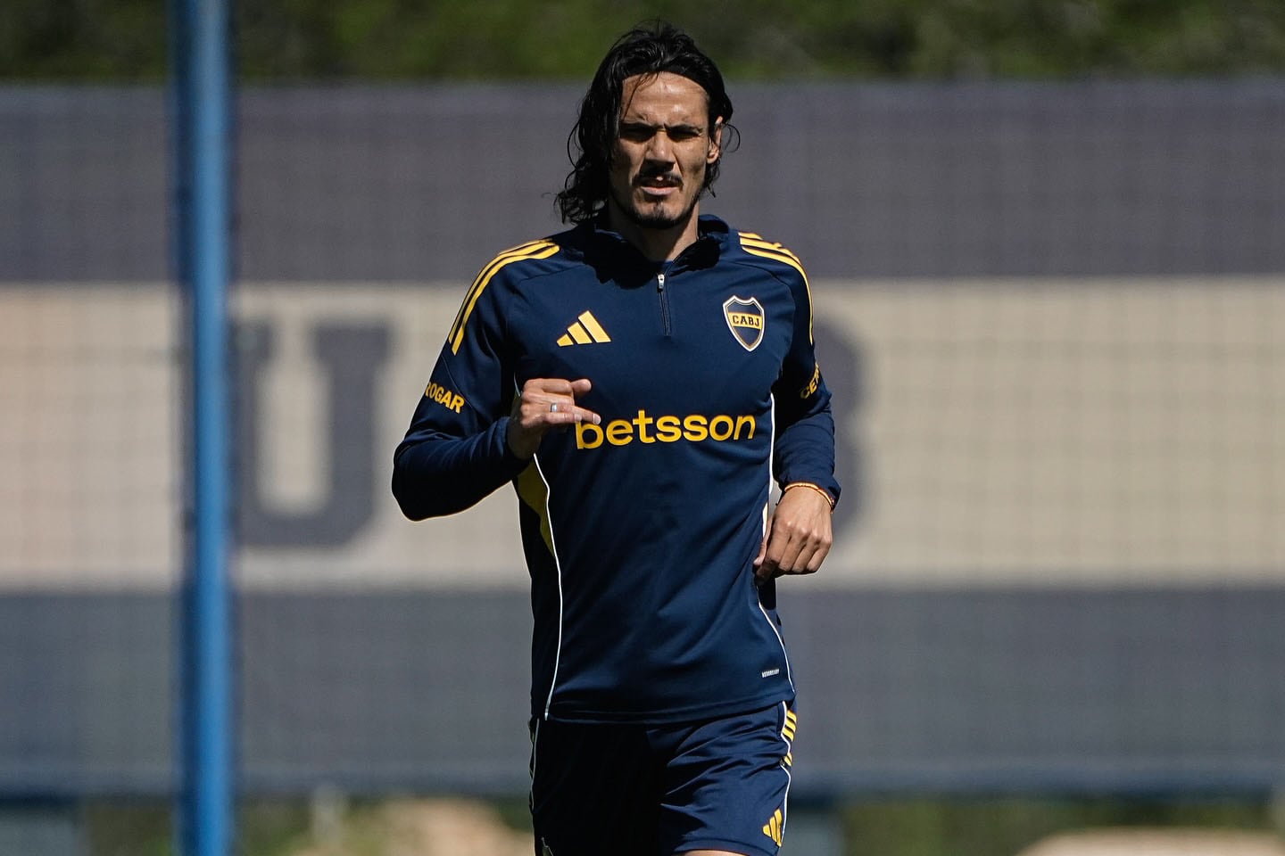 Cavani estuvo en el banco ante Newell's, pero no entró