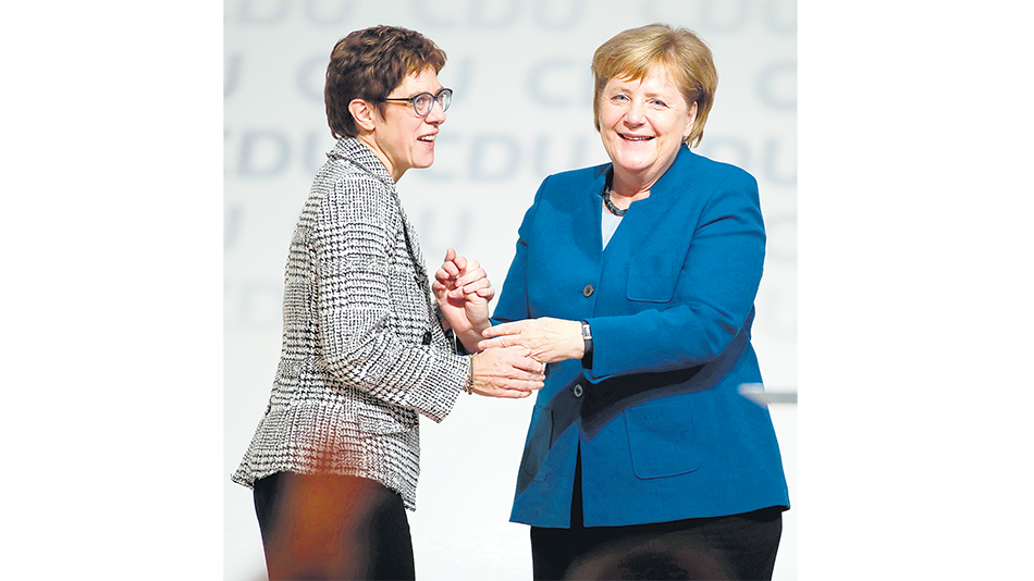 Annegret Kramp-Karrenbauer con la canciller alemana Angela Merkel.