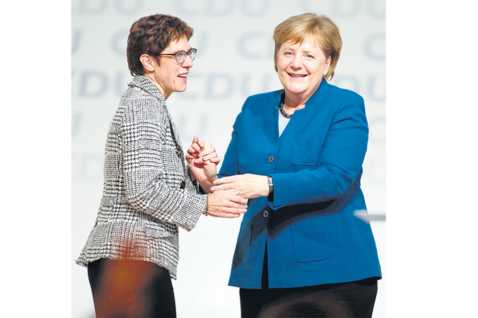 Annegret Kramp-Karrenbauer con la canciller alemana Angela Merkel.
