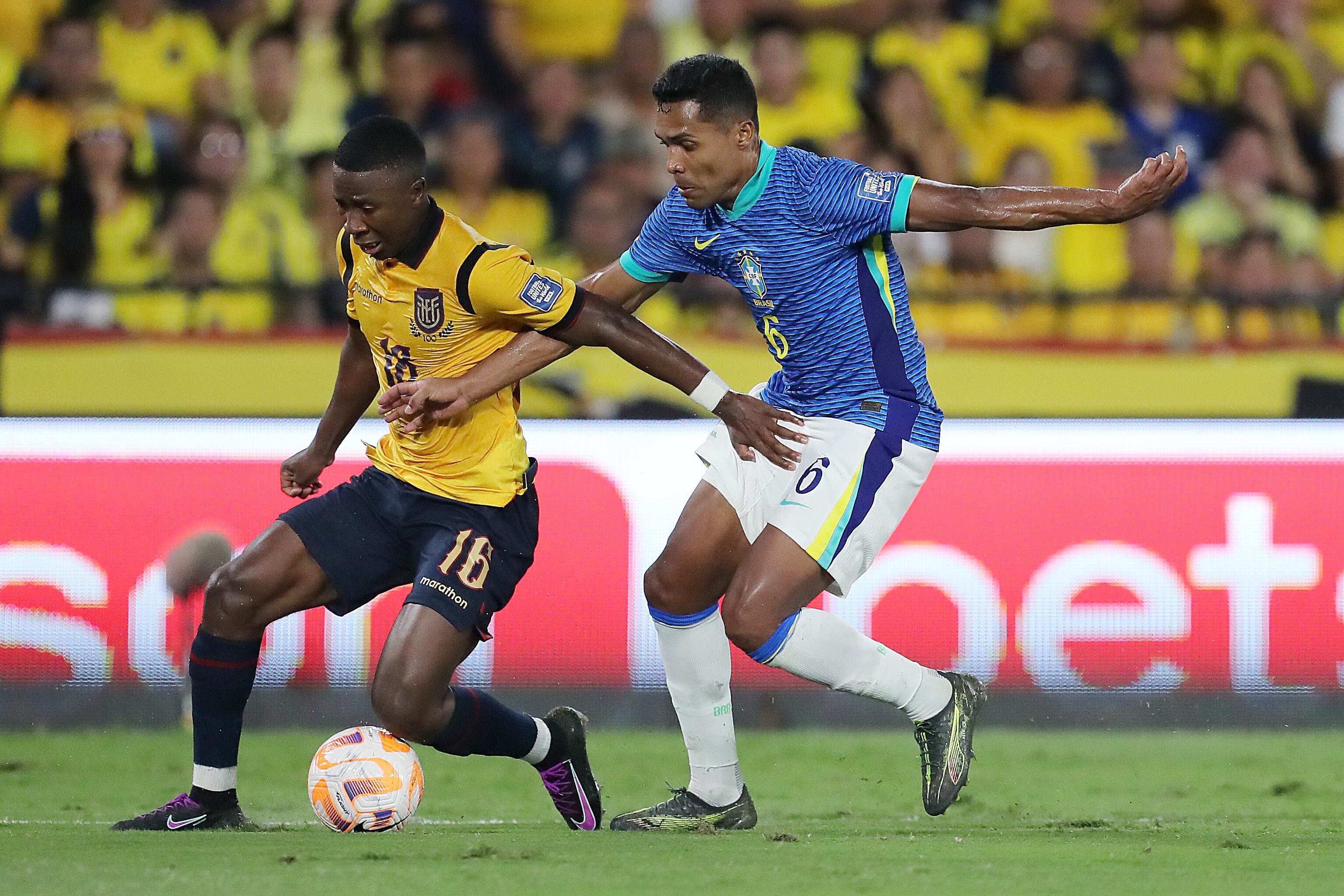 Alan Minda cubre la pelota ante Alex Sandro