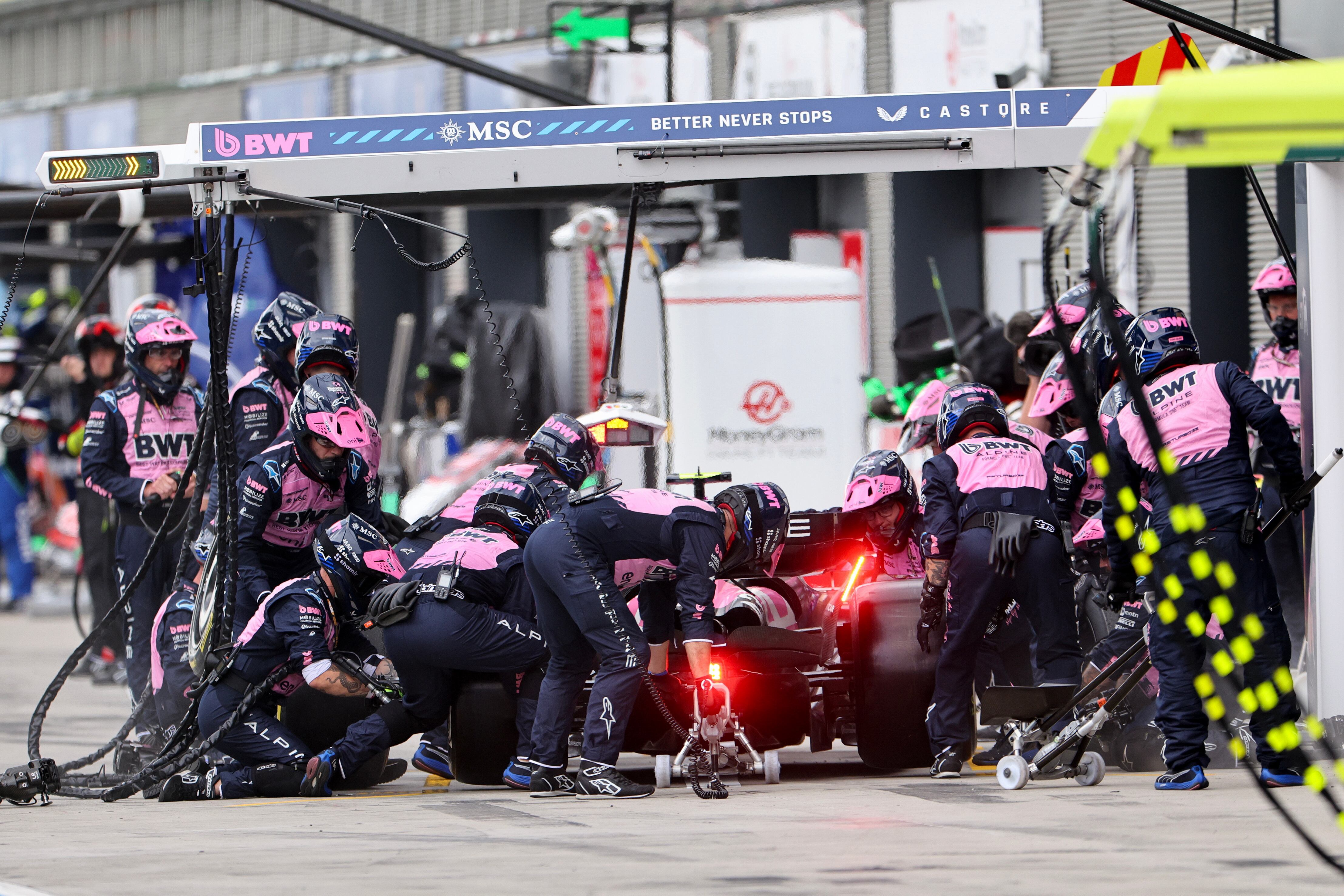 Los mecánicos de Alpine en Hungría