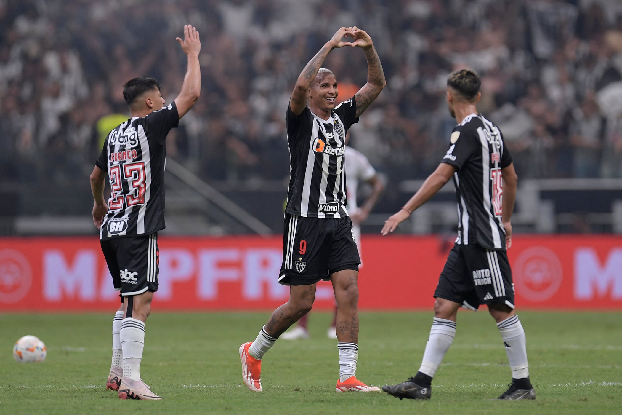 Deyverson festeja uno de sus dos goles