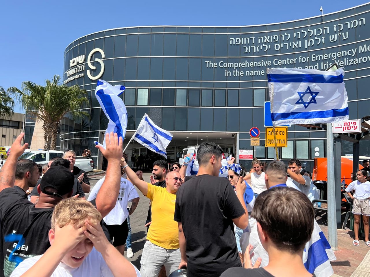 Amigos y familiares de los rehenes rescatados celebran frente al Hospital Sheba en Tel Hashomer, en Tel Aviv.