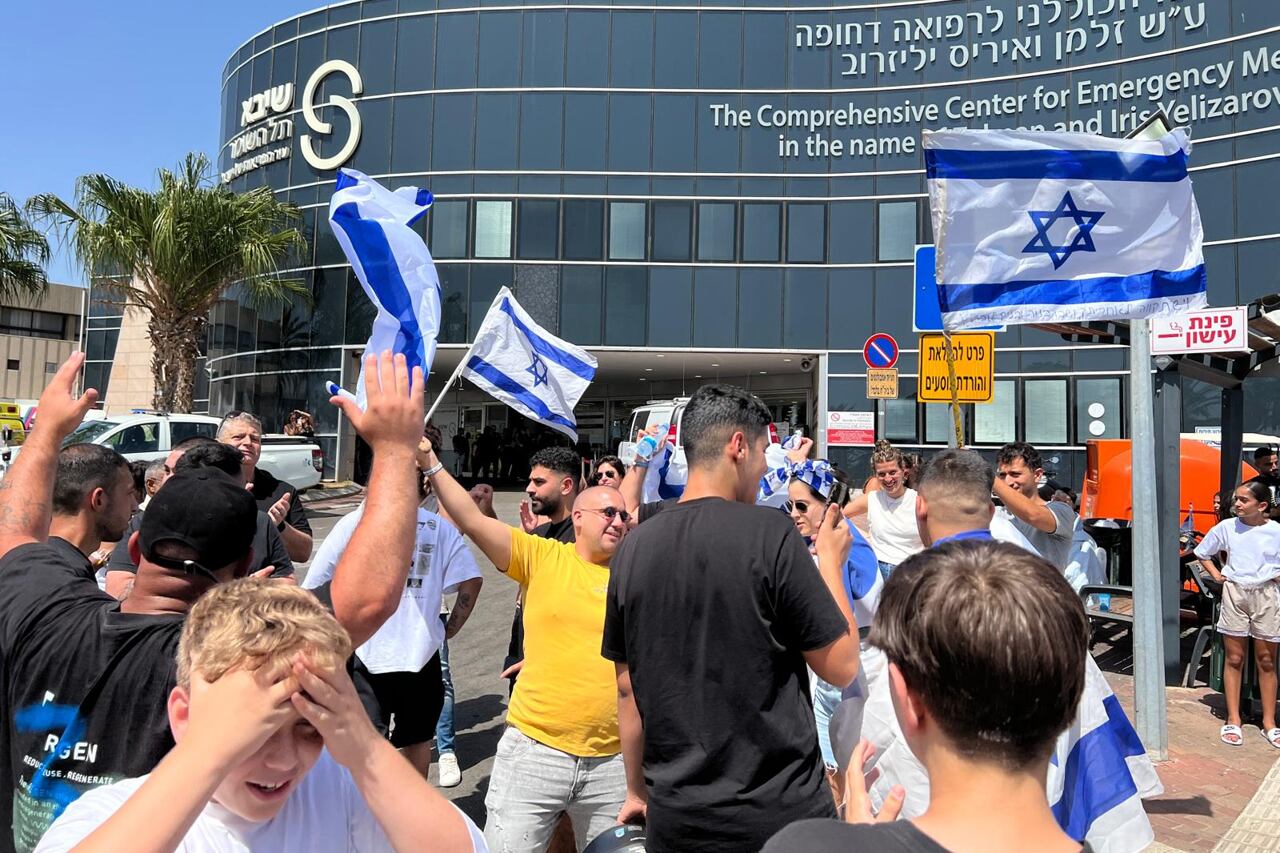 Amigos y familiares de los rehenes rescatados celebran frente al Hospital Sheba en Tel Hashomer, en Tel Aviv.