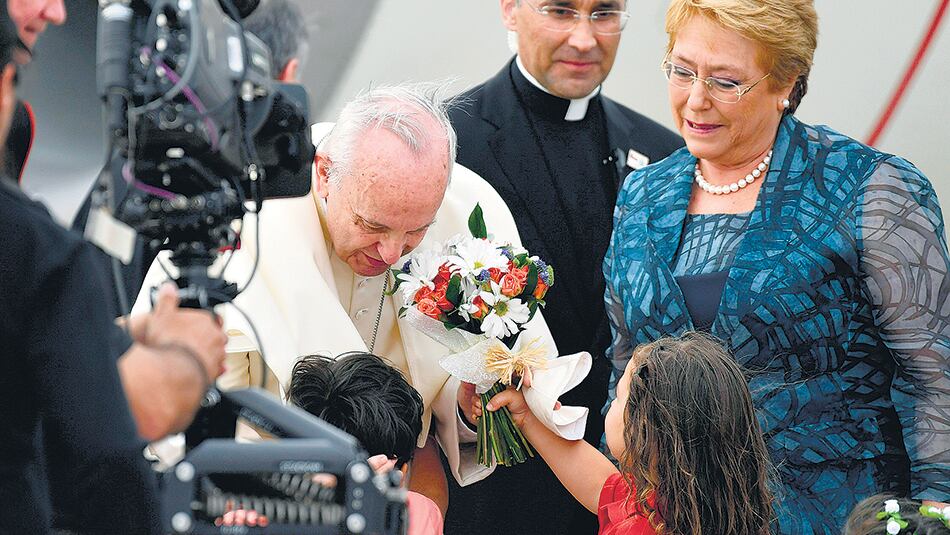 La presidenta Michelle Bachelet recibió al Pontífice argentino; hoy tendrán un encuentro privado.