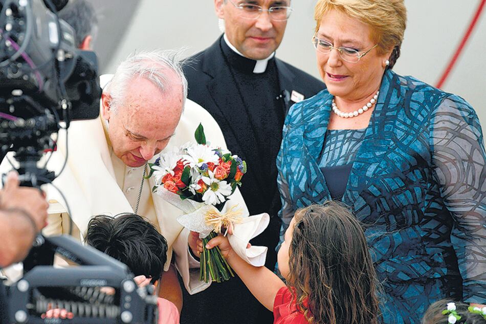 La presidenta Michelle Bachelet recibió al Pontífice argentino; hoy tendrán un encuentro privado.
