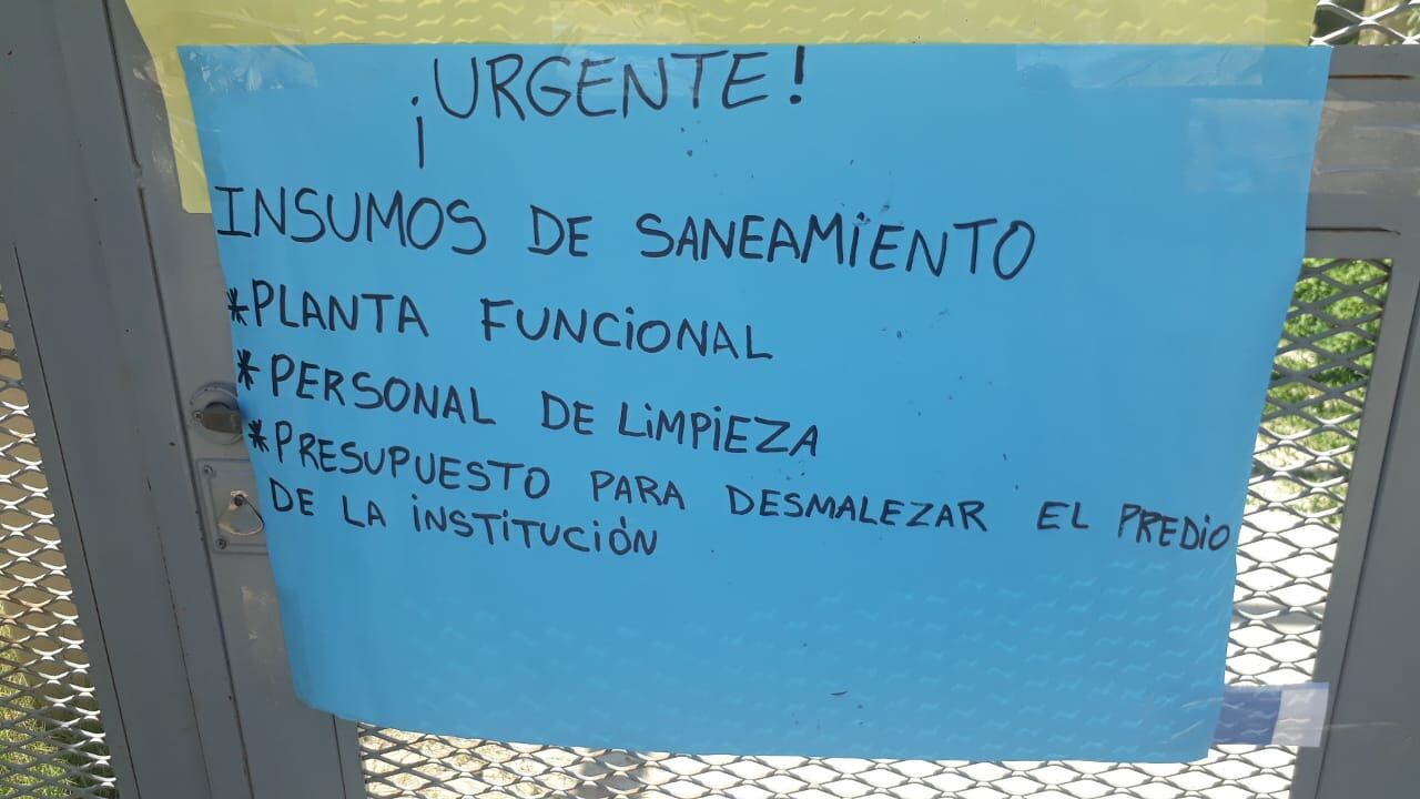 En las puertas del colegio Misión Wichí N° 5235, de Rivadavia Banda Sur