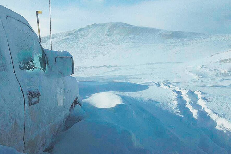 Durante la noche, la nieve llegó hasta la mitad de la puerta de la camioneta.