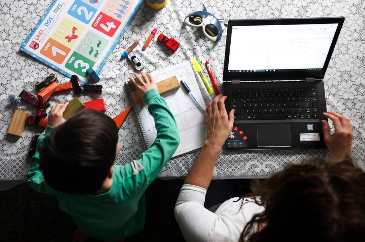 Las tareas de cuidado conspiran contra la inserción laboral de las mujeres.