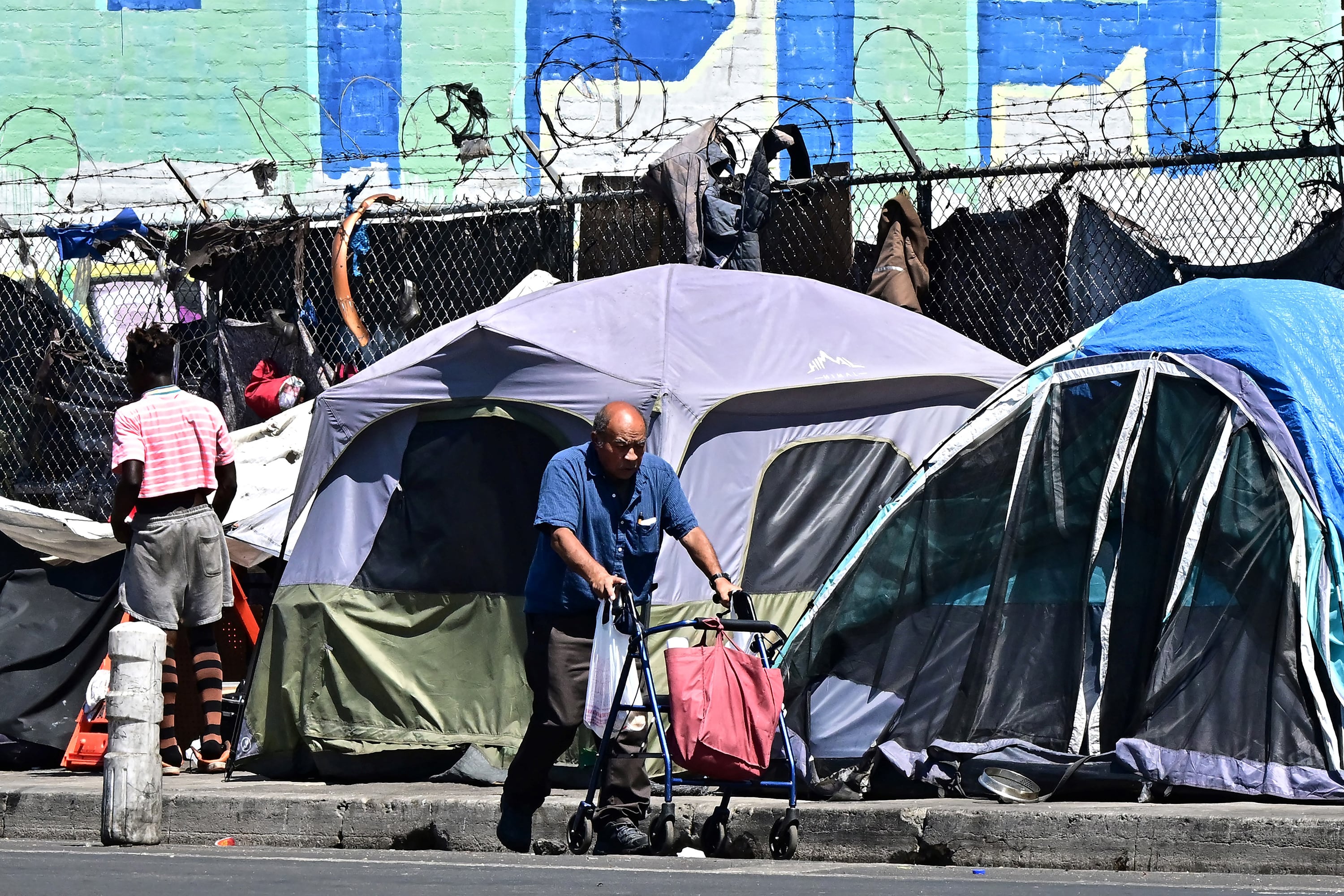 Acampe de personas en situación de calle en Los Angeles.