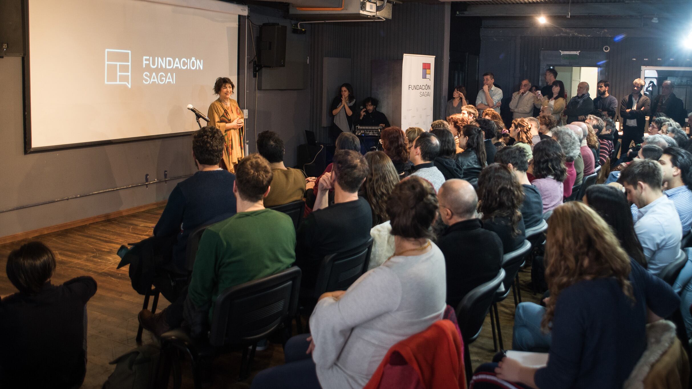 "Es un momento muy difícil no sólo económica sino también culturalmente", dijo María Fiorentino. 
