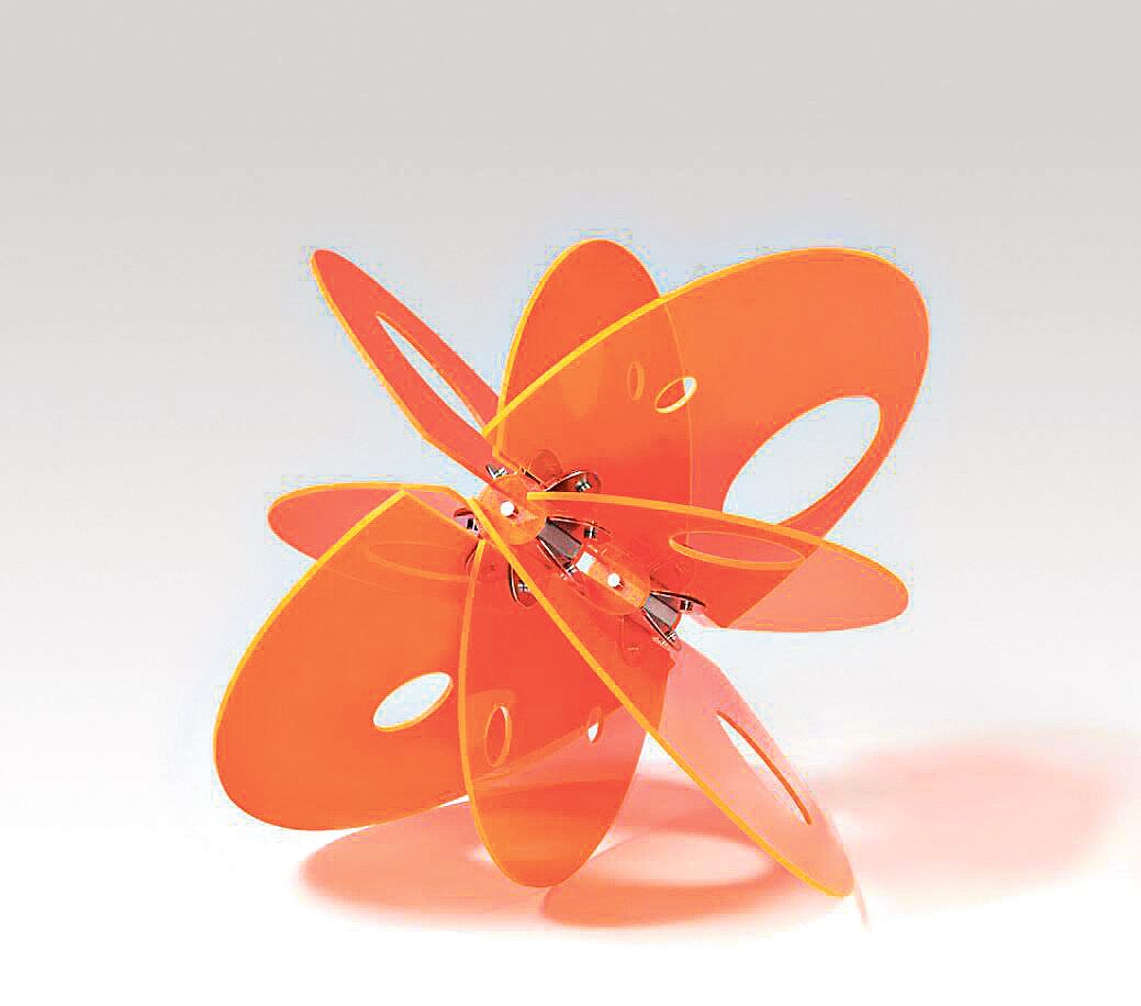 Una obra de la serie Naranja y Blanco, de Cristina Tomsig, presente en la muestra.