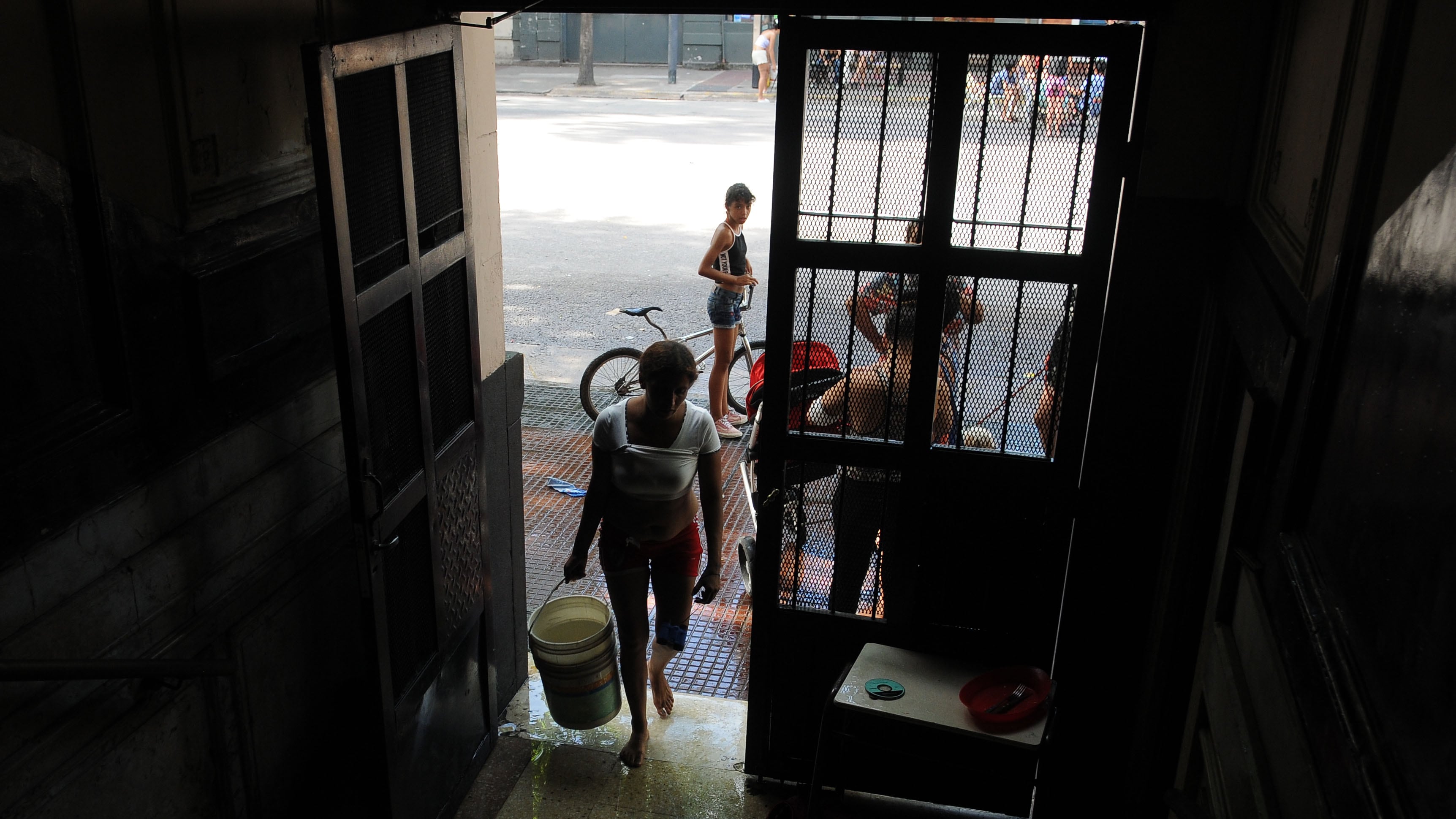 Familias damnificadas por los cortes tuvieron que apelar a cualquier recurso para pasar el día.