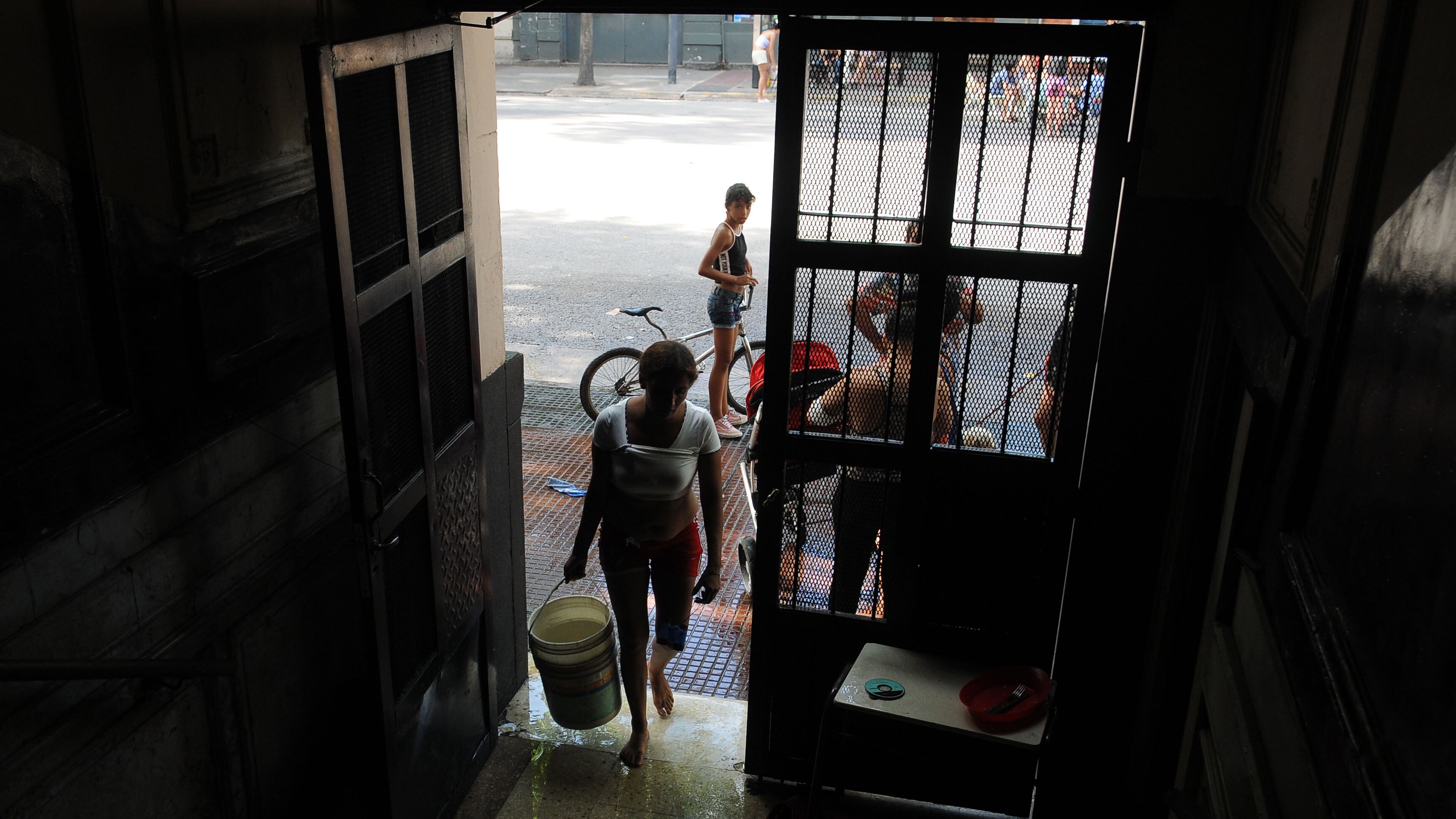 Familias damnificadas por los cortes tuvieron que apelar a cualquier recurso para pasar el día.