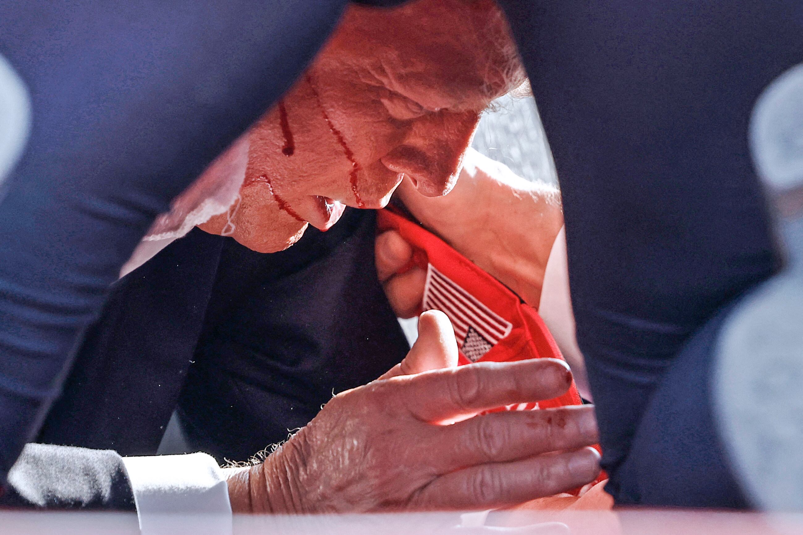 Elrostro ensangrentado de Trump después del atentado.