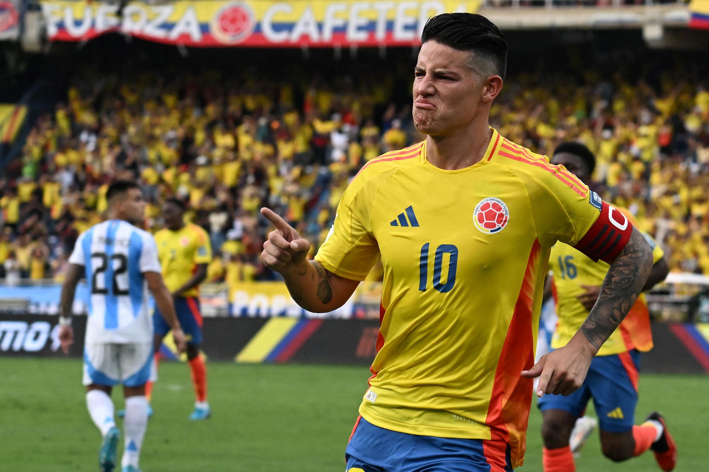 James convirtió desde los doce pasos para poner en ventaja otra vez a su selección