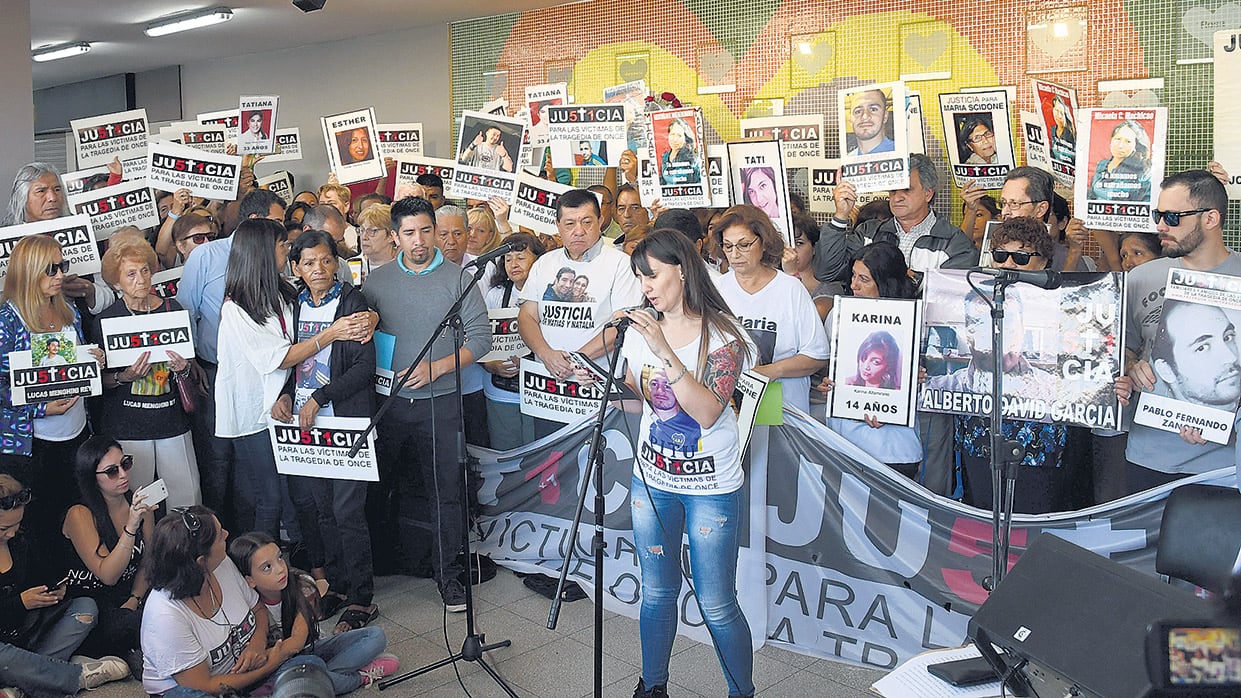 Como todos los años, los familiares hicieron un acto en el andén de la tragedia.