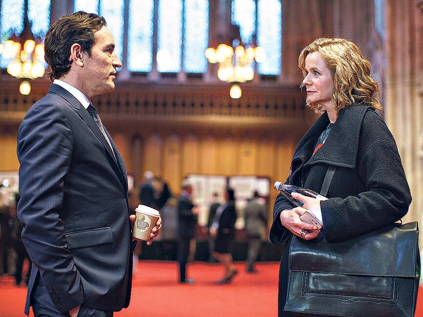 En el comienzo de la serie, Ben Chaplin y Watson mantienen un encuentro casual sexualmente intenso.