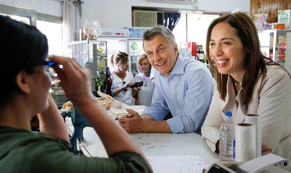 Macri y Vidal, fotografiados mientras escuchan a una vecina