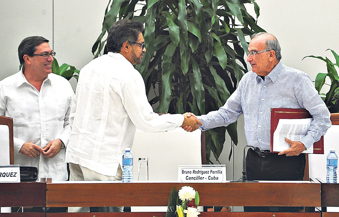 Iván Márquez y Humberto de la Calle sellan el nuevo acuerdo.