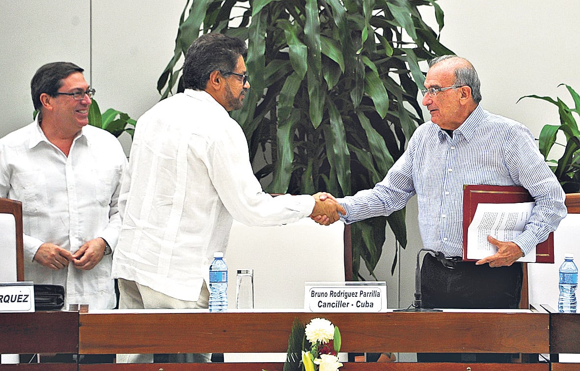 Iván Márquez y Humberto de la Calle sellan el nuevo acuerdo.